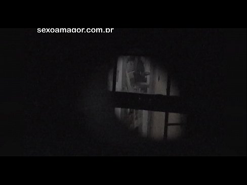 ❤️ Sarışın, içi boş tuğlaların arkasına gizlenmiş bir mahalle röntgencisi tarafından gizlice videoya alınır Porno videosu tr.porno-filmy.ru ❤